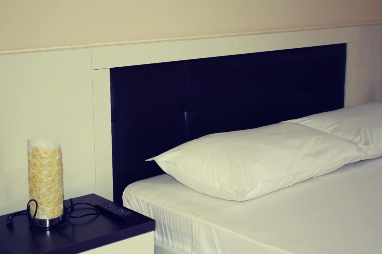 Hotel Ambasador Garden Lezhe Phòng bức ảnh