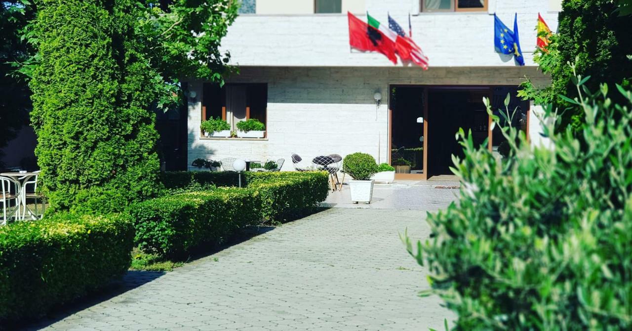 Hotel Ambasador Garden Lezhe Ngoại thất bức ảnh